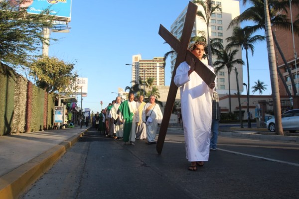 En Mazatlán, católicos realizan la Procesión del Silencio