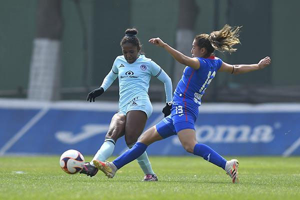 $!Ciudad de Mèxico, 18 de marzo de 2021. Monique Burgess de Mazatlán y Daniela Monroy del Cruz Azul , durante el juego a puerta cerrada de la jornada 12 del torneo Guard1anes Clausura 2021 de la Liga BBVA MX Femenil, entre las Celestes de la Cruz Azul y Mazatlán FC , celebrado en La Noria. Foto: Imago7/Alejandra Suárez