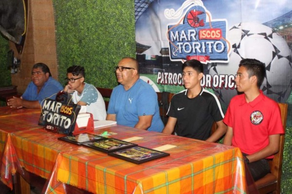 Liga de Futbol Juvenil B reconoce a lo más selecto del mes