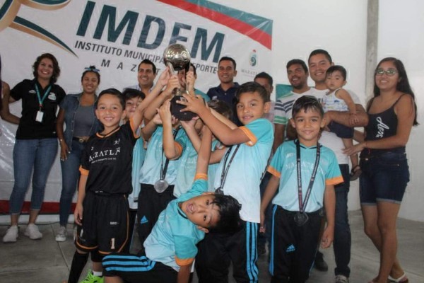 Imdem Mazatlán lleva su trofeo de subcampeón nacional de la categoría Chupones.
