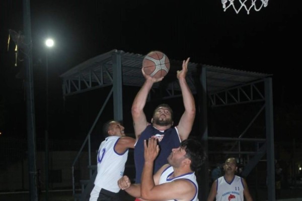 Chavorrucos sigue en plan exitoso en la justa tras vencer 47-13 a Maniacos.