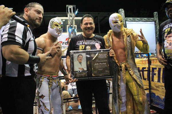 Luchadores reconocen la trayectoria musical de Julio Preciado