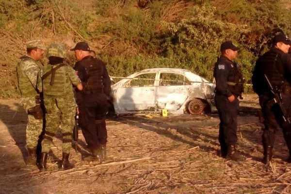 Encuentran cadáver dentro de un auto quemado en San Pedro, Navolato