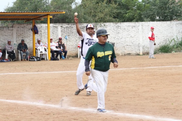 Gera Santacruz conecta rola al pítcher y es puesto out en primera.