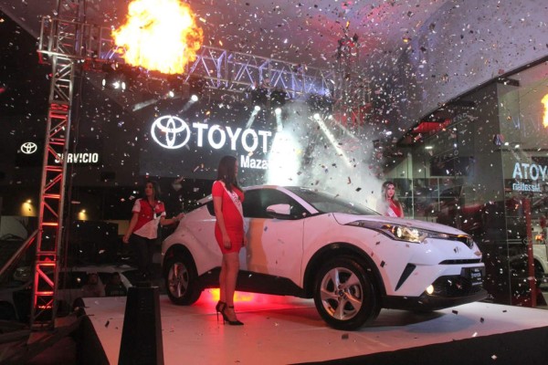 Entre confeti y música presentaron las nuevas unidades de Toyota Mazatlán.