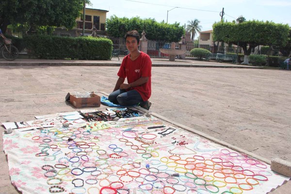 Entreteje chaquiras e hilo para crear collares