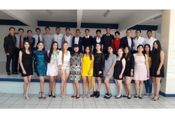 Alumnos de tercero de preparatoria presidieron la entrega de premios.