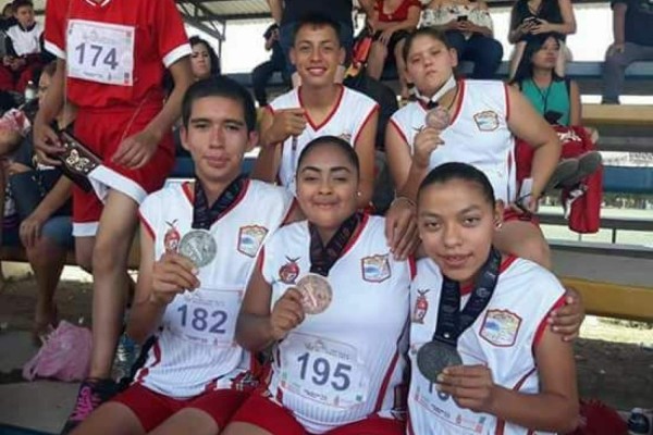 Los paralímpicos escuinapenses presumen sus medallas.