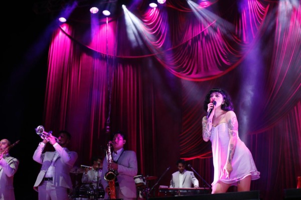 Mon Laferte se presenta en Culiacán.