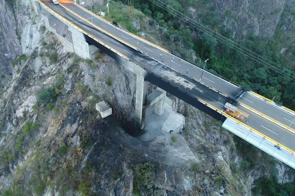 Fuertes daños presenta la Mazatlán-Durango en el tramo que se accidentó la pipa con doble remolque.