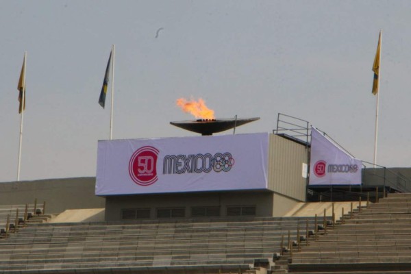 El fuego olímpico volvió a arder en el estadio de CU.