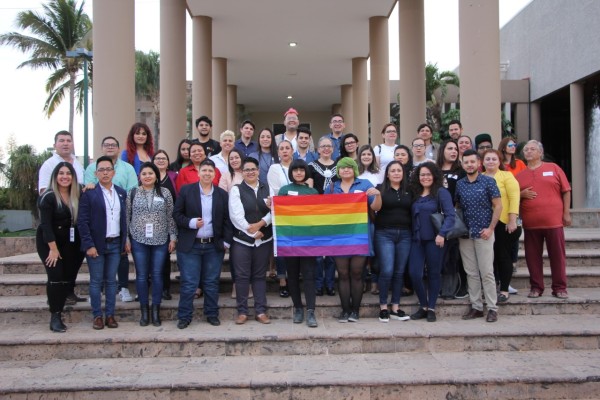 Por primera vez, ondea bandera LGBTTI en el Congreso de Sinaloa; soplan nuevos vientos, dice activista