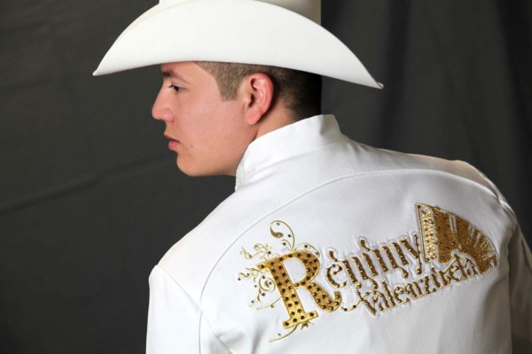 El cantautor promociona su sencillo Te invito, video que cuenta con millones de reproducciones en su canal oficial de Youtube.