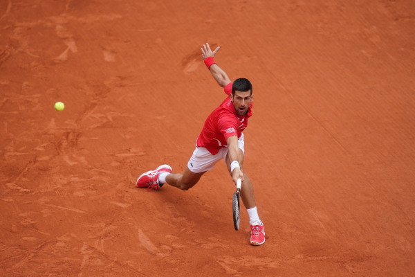 Novak Djokovic ya se instaló en los octavos de final de Roland Garros. (Twitter @rolandgarros)