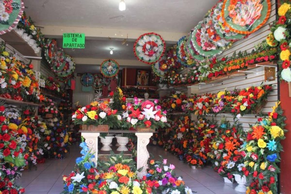 Se abastecen floristas para el Día de Muertos