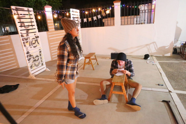 Los jóvenes actores mazatlecos Ariel Noriega García y Dulce Prado Guzmán son los protagonistas de la obra que se instala en un barrio marginal de una ciudad.