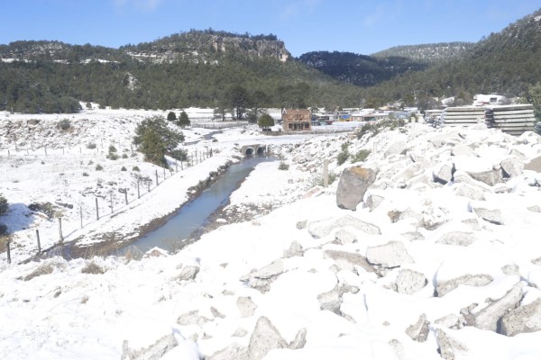 Cierran por más de 17 horas la supercarretera Mazatlán-Durango por nevada