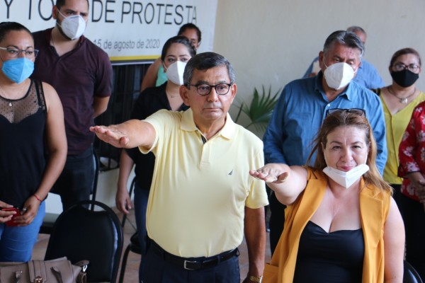 Audómar Ahumada toma protesta para continuar como dirigente estatal del PRD. Fotos: Cortesía PRD.