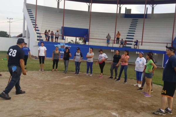 Imparten en El Rosario Clínica para Lanzamiento de Bola Rápida