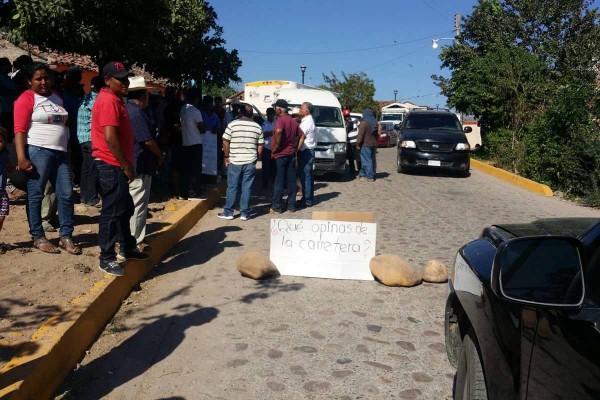 Con piedras fue bloqueada la vialidad y se manifestaron los vecinos de las comunidades serranas.