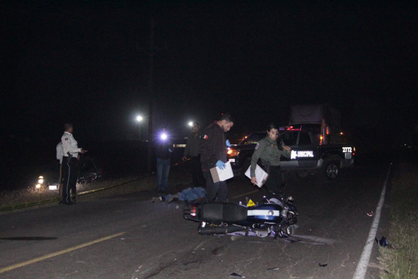 Muere motociclista tras chocar contra auto fantasma en carretera de Navolato