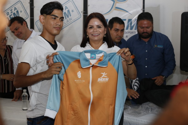 Recibe deportistas paralímpicos mazatlecos uniformes para competencias