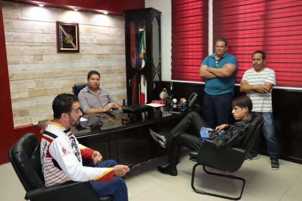 Arturo Guadalupe Moreno Alvarado (der.) es recibido por el Alcalde Emmett Soto Grave.