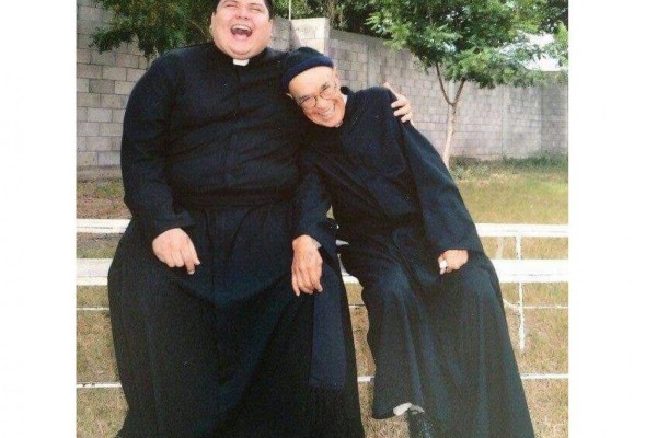 Dicen adiós al sacerdote que hacía reír