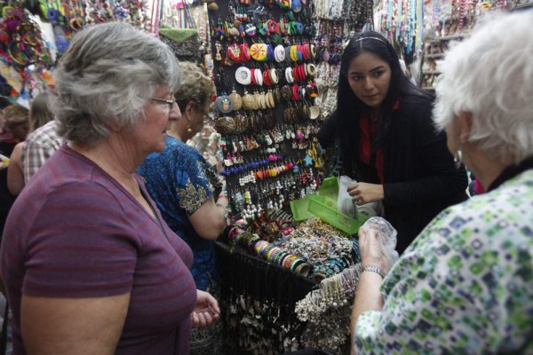 Los locatarios esperan que las ventas mejoren durante el periodo del Carnaval.