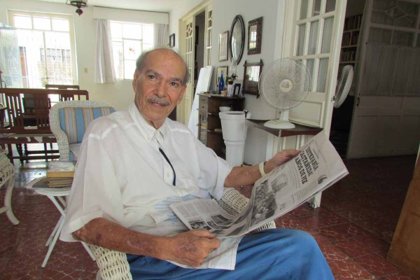 El pintor Antonio López Sáenz lee el artículo sobre el kínder Estefanía Castañeda.