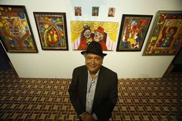 Jorge Luis Hurtado, en su exposición 'Textura: Color que fluye entre mis dedos' que se exhibe en La Casa de la Cultura'