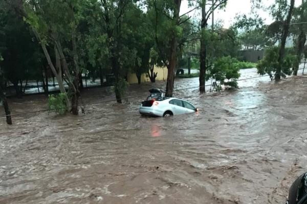 VIDEO: Intensas lluvias y fuertes vientos trastocan Culiacán