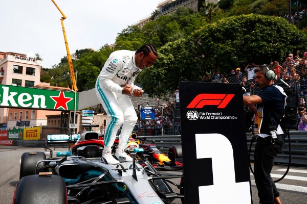 Lewis Hamilton celebra efusivamente la obtención de la pole en Mónaco. (Foto: @MercedesAMGF1)