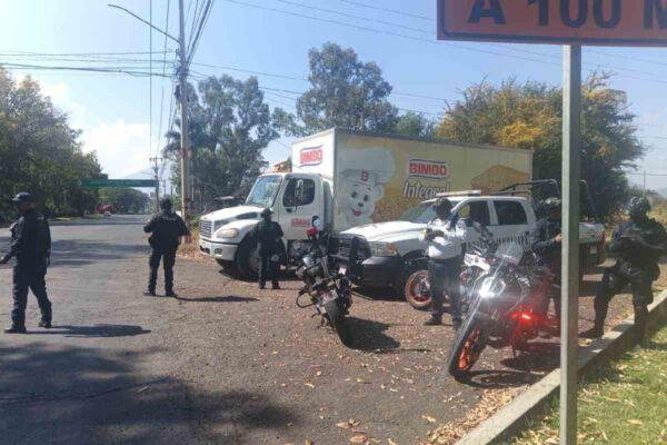 $!Operativo para detener a ‘objetivo prioritario’ en Michoacán desata bloqueos y quema de vehículos