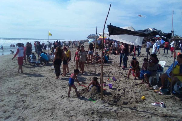 Durante el periodo vacacional se registró buena afluencia de visitantes a las playas del Caimanero.
