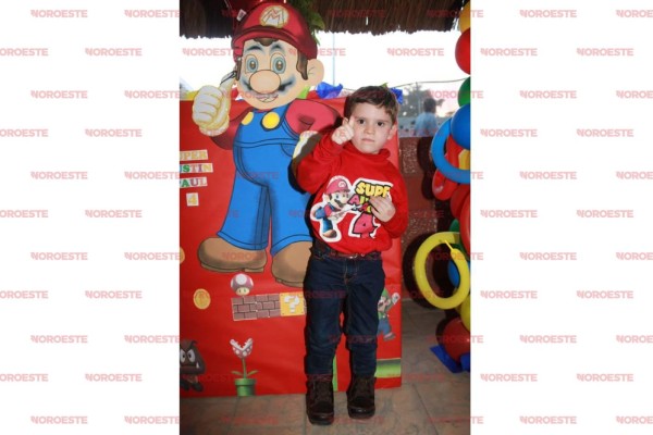 Austin Paúl Picos Barraza se divierte con ‘ Súper Mario Bros’
