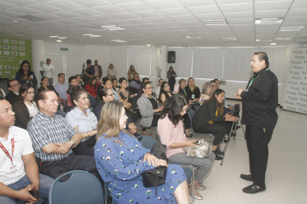 Óscar García, director de Universidad Tecmilenio, explica a los presentes las actividades de la edición 21 del Congreso de Valores.