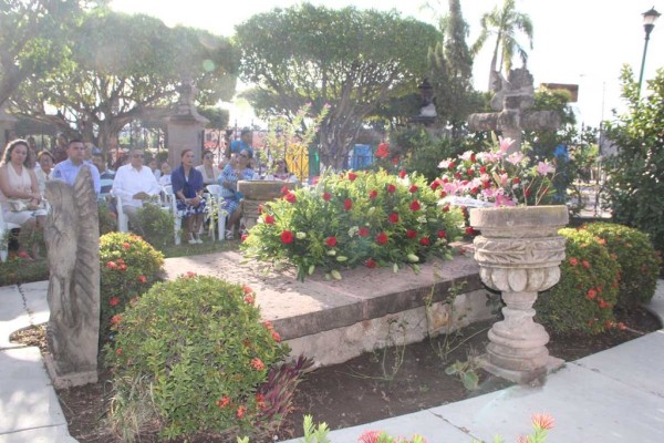 Un grupo de alumnos de distintos planteles llevaron ofrendas y rindieron tributo a Lola Beltrán.