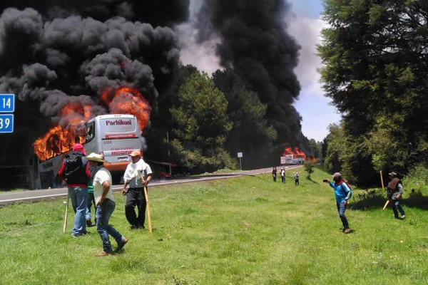 Chocan normalistas contra granaderos; incendian 4 autobuses