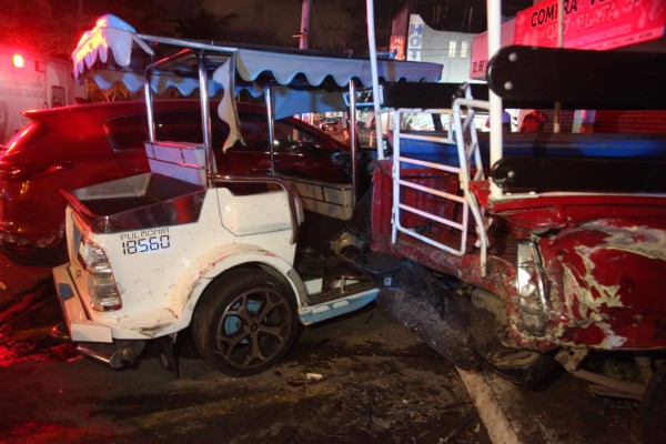 En Mazatlán, conductor choca contra vehículos estacionados; se registran seis lesionados