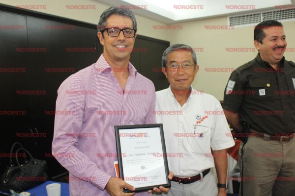 Valeriano Suárez recibió reconocimiento de manos de Tsutomu Yoshii, presidente del Club Rotario Mazatlán.