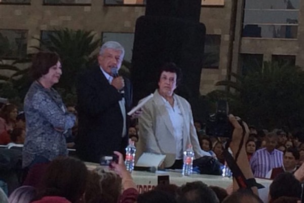 AMLO presenta su libro Catarino Erasmo ¿Revolucionario o bandido? en el Monumento a la Revolución