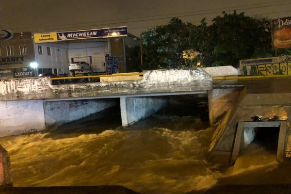 Lluvias causan estragos en Mazatlán, y autoridades logran salvar a dos personas arrastradas por el agua