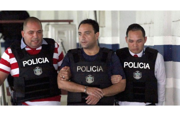 El ex Gobernador de Quintana Roo, Roberto Borge, es escoltado por agentes panameños el 5 de junio de 2017.