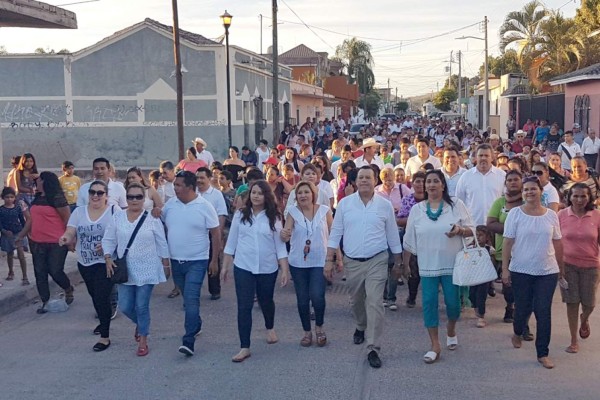 El Yiyo es acompañado por familiares, amigos y decenas de simpatizantes para su registro.