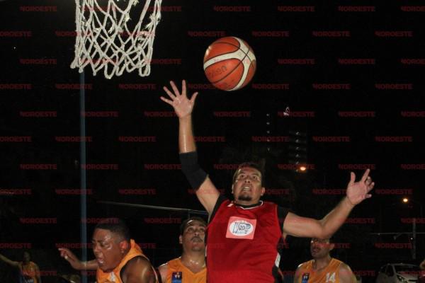 Ejercen docentes su fuerza en el baloncesto Maxi
