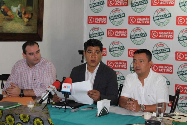 Adán Amezcua (centro) seguirá trabajando para que Culiacán siga siendo el mejor en la fase estatal de la Olimpiada Nacional.