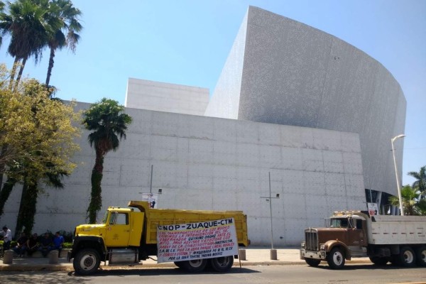 Exigen transportistas pagos por obra del Teatro Ingenio, en Los Mochis