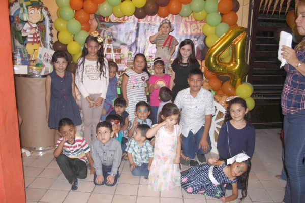 El cumpleañero con sus amigos.