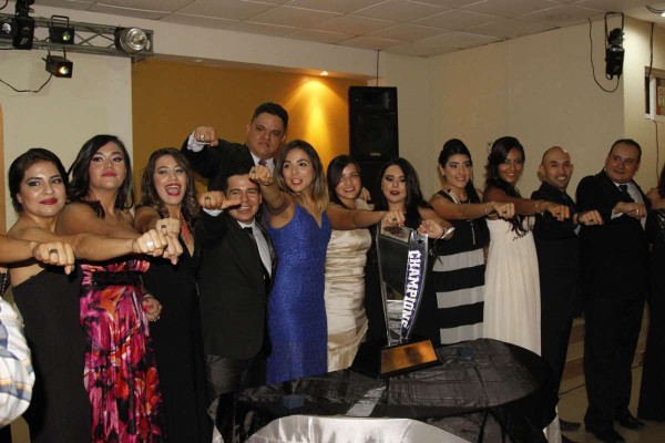 Reciben Evil Queens anillos de campeonas